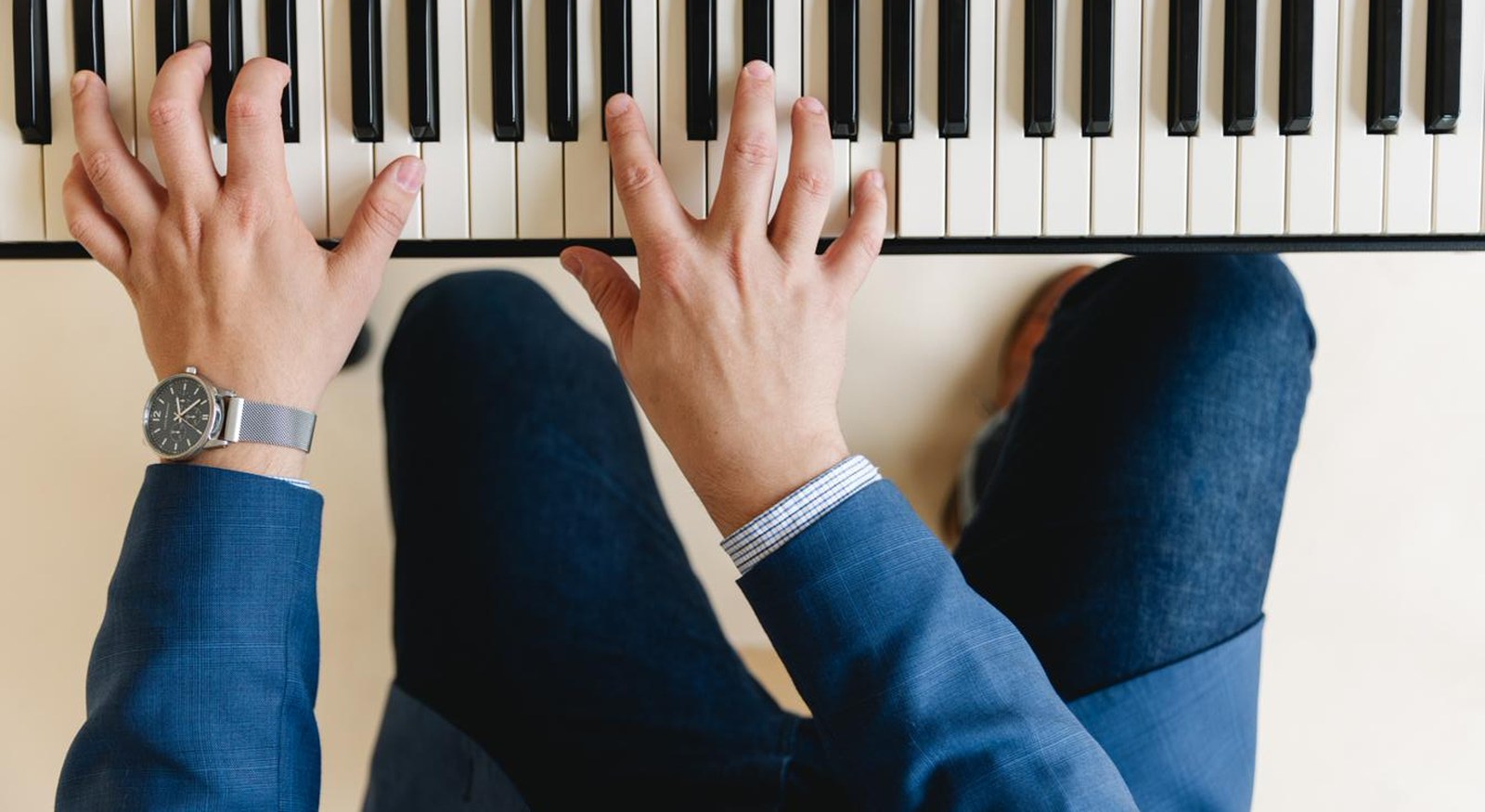 Hands at the keyboard during a lesson